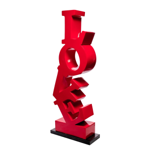 Lettres rouges formant le mot « LOVE »